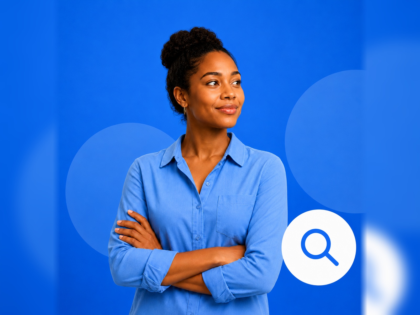 Femme posée et souriante, bras croisés, symbole du tempérament flegmatique.